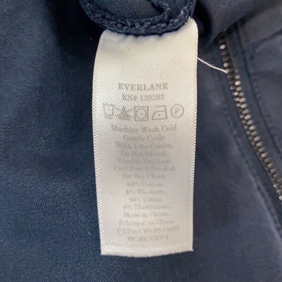 Everlane The Curvy Side-Zip Stretch Cotton Pant in navy blue - Picture 11 of 14